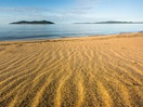 Plage de sable fin et archipel