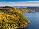 Vue aérienne du Fjord du Saguenay en automne