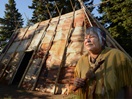 Amérindiennes devant un campement traditionnel