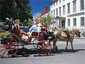Cal&egrave;che dans le Vieux-Qu&eacute;bec (cr&eacute;dit : Office du tourisme de Qu&eacute;bec, Yves Tessier)