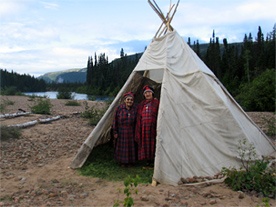 Am&eacute;rindiennes dans un campement Innu (cr&eacute;dit : Ad&eacute;line Basile )