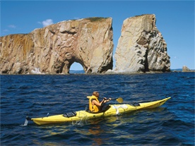 Kayak de mer au pied du Rocher Perc&eacute; (cr&eacute;dit : Michel Julien, ATRG )