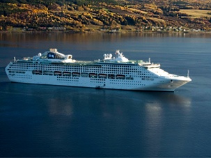 Boat on the Saguenay Fjord (credit :  Stephane Courchesne)